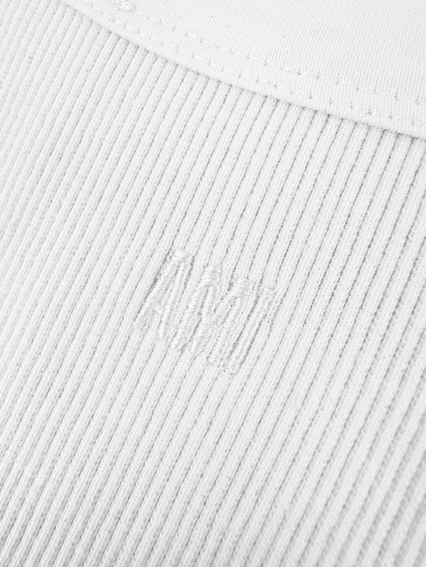 Women's Ami Paris logo embroidered vest, custom made of luxurious and soft plain weave cotton, with a cloudy feel, skin-friendly and breathable. The pure white tone embodies French nobility, showing a relaxed and luxurious style. The iconic love embroidery is embellished on the chest, which is low-key yet recognizable. The ami embroidery on the back collar has a dark texture, and both sides have a French attitude. The high-strength texture outlines neat lines, making it slimmer and Versatile. The vest-style cut releases the shoulder and neck lines, perfectly showing the female curves; above simplicity, it is an undefined French romance. 1. Imported machine embroidery technology uses advanced computer control systems and precision mechanical components to precisely create the iconic AMI love logo embroidery, with smooth and delicate lines and a full sense of sophistication. 2. Enzyme washing treatment: The fabrics have been fermented and washed to give them a better feel and texture. They are not easy to deform, shrink or fade, and maintain long-term beauty. Accessories: Customized 1:1 AMi trademark Version: Fit Size: S M L Style number: DD 114